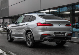Подержанный автомобиль BMW X4 2018 года (7 фото)