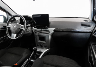 Подержанный автомобиль Opel Astra Sedan 2011 года (10 фото)