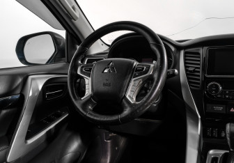 Подержанный автомобиль Mitsubishi Pajero Sport 2017 года (17 фото)