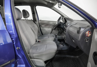 Подержанный автомобиль Renault Logan Sedan 2007 года (17 фото)