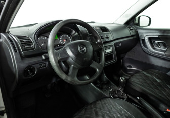 Подержанный автомобиль Skoda Fabia Hatchback 2013 года (11 фото)