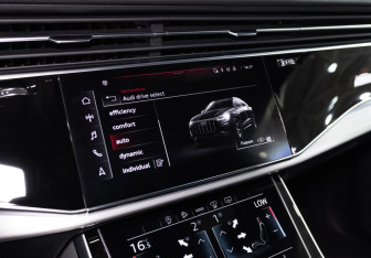 Подержанный автомобиль Audi Q8 2020 года (30 фото)