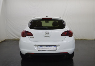 Подержанный автомобиль Opel Astra Hatchback 2011 года (6 фото)