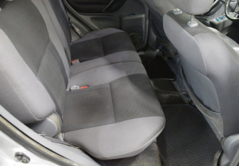 Подержанный автомобиль Toyota RAV4 2001 года (13 фото)