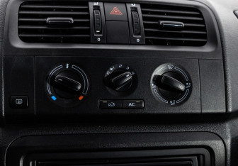 Подержанный автомобиль Skoda Fabia Hatchback 2013 года (16 фото)