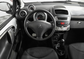 Подержанный автомобиль Peugeot 107 2012 года (11 фото)