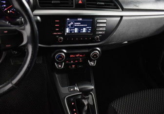 Подержанный автомобиль Kia Rio Hatchback 2019 года (18 фото)