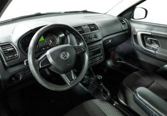 Подержанный автомобиль Skoda Roomster 2014 года (11 фото)