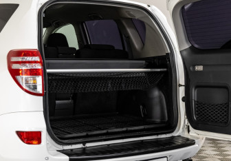 Подержанный автомобиль Toyota RAV4 2010 года (20 фото)