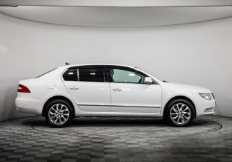 Подержанный автомобиль Skoda Superb Liftback 2012 года (4 фото)