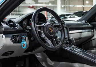 Подержанный автомобиль Porsche Cayman 2018 года (15 фото)