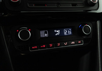 Подержанный автомобиль Volkswagen Polo Sedan 2017 года (16 фото)