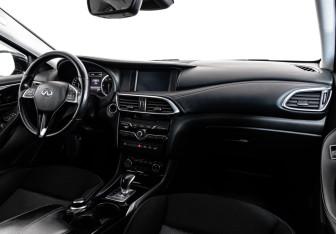 Подержанный автомобиль Infiniti Q30 2017 года (11 фото)