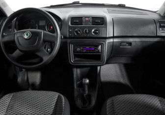 Подержанный автомобиль Skoda Fabia Hatchback 2012 года (15 фото)
