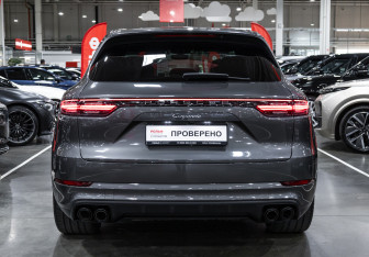 Подержанный автомобиль Porsche Cayenne 2020 года (14 фото)