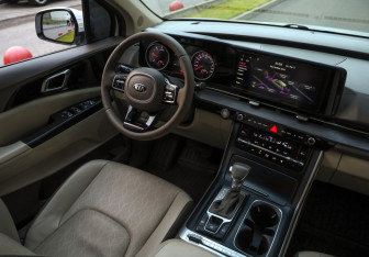 Подержанный автомобиль Kia Carnival 2021 года (10 фото)