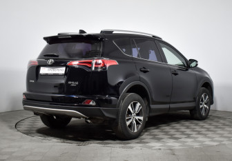 Подержанный автомобиль Toyota RAV4 2017 года (5 фото)