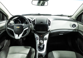 Подержанный автомобиль Chevrolet Cruze Wagon 2014 года (13 фото)