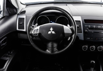 Подержанный автомобиль Mitsubishi Outlander 2011 года (11 фото)