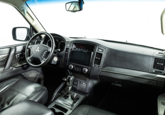 Подержанный автомобиль Mitsubishi Pajero 2013 года (9 фото)