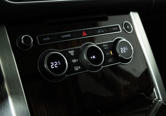 Подержанный автомобиль Land Rover Range Rover 2015 года (26 фото)