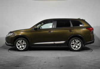 Подержанный автомобиль Mitsubishi Outlander 2019 года (8 фото)