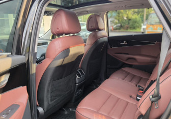 Подержанный автомобиль Kia Sorento 2016 года (12 фото)