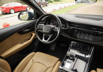 Подержанный автомобиль Audi Q8 2019 года (13 фото)