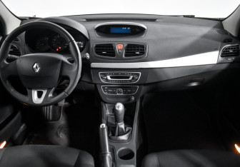 Подержанный автомобиль Renault Megane Hatchback 2010 года (14 фото)