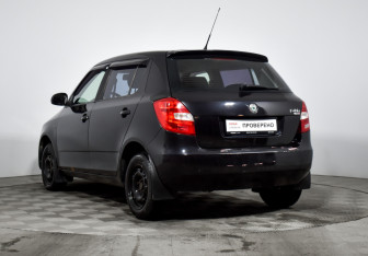 Подержанный автомобиль Skoda Fabia Hatchback 2010 года (7 фото)