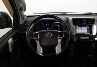 Подержанный автомобиль Toyota Land Cruiser Prado 2010 года (10 фото)