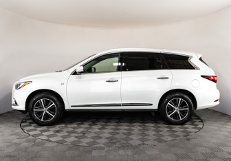 Подержанный автомобиль Infiniti QX60 2017 года (8 фото)