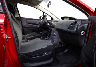 Подержанный автомобиль Citroen C4 Hatchback 2010 года (18 фото)