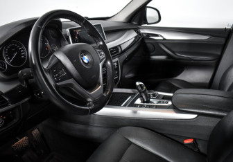 Подержанный автомобиль BMW X5 2015 года (9 фото)