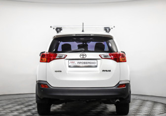 Подержанный автомобиль Toyota RAV4 2013 года (6 фото)