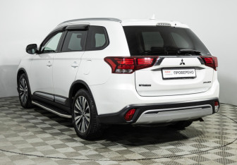Подержанный автомобиль Mitsubishi Outlander 2019 года (7 фото)