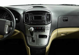 Подержанный автомобиль Hyundai H-1 2015 года (14 фото)