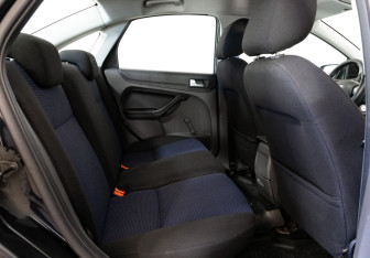 Подержанный автомобиль Ford Focus Sedan 2006 года (14 фото)