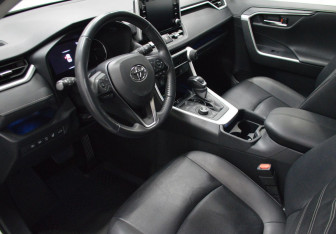 Подержанный автомобиль Toyota RAV4 2021 года (10 фото)