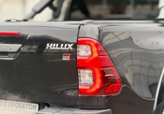 Подержанный автомобиль Toyota Hilux 2022 года (8 фото)