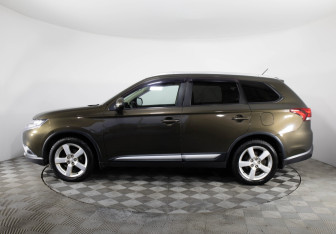 Подержанный автомобиль Mitsubishi Outlander 2016 года (8 фото)