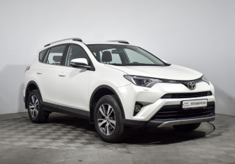 Подержанный автомобиль Toyota RAV4 2016 года (3 фото)
