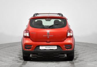 Подержанный автомобиль Renault Sandero 2016 года (6 фото)