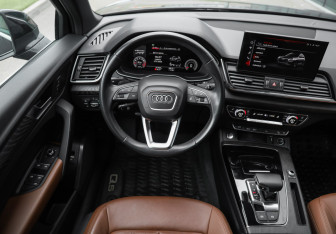 Подержанный автомобиль Audi Q5 2021 года (15 фото)