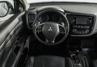 Подержанный автомобиль Mitsubishi Outlander 2014 года (11 фото)