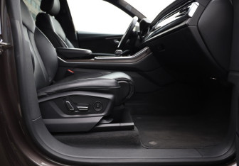 Подержанный автомобиль Audi Q8 2019 года (27 фото)