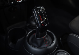 Подержанный автомобиль MINI Hatch 2020 года (19 фото)