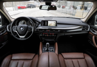 Подержанный автомобиль BMW X6 2017 года (12 фото)