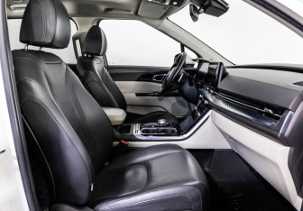 Подержанный автомобиль Kia Carnival 2021 года (26 фото)