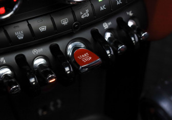 Подержанный автомобиль MINI Hatch 2016 года (12 фото)